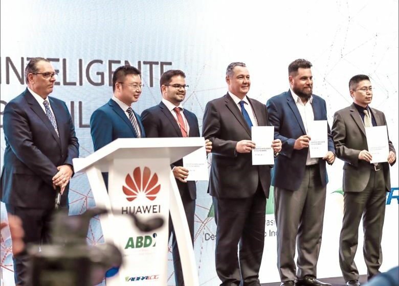  Huawei, ABDI e Abralog mostram Armazém 5G, com robô Xiaoyou indo ao palco