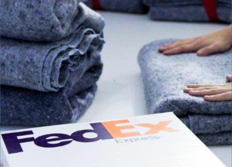  FedEx Express transforma uniformes antigos em 5.500 cobertores para doação neste inverno
