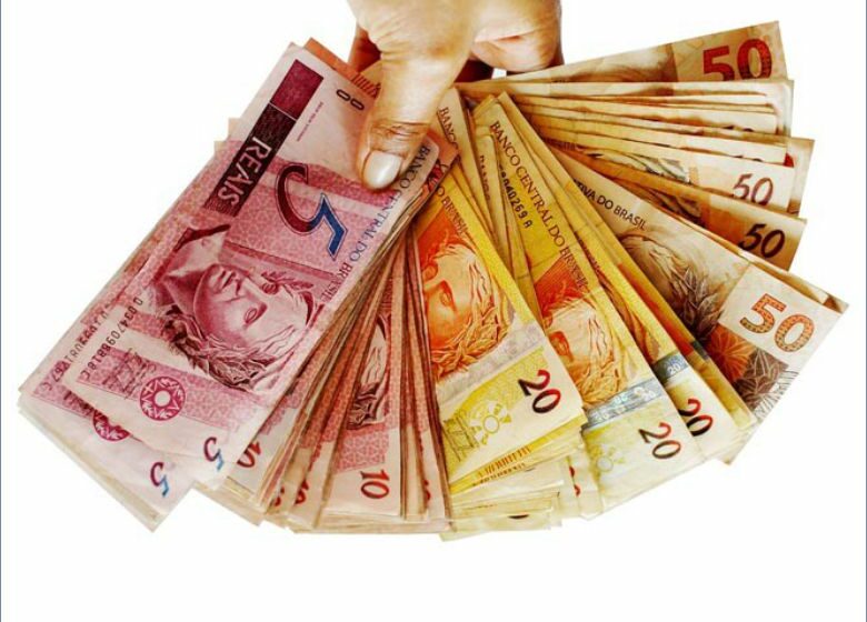  Mais da metade dos brasileiros utiliza dinheiro físico, aponta pesquisa do Instituto Locomotiva