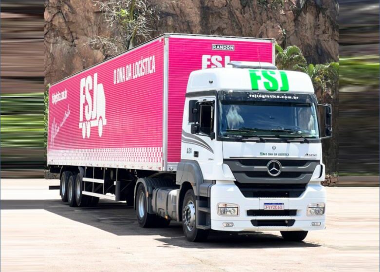  Carreta cor de rosa marca a contratação da primeira dupla de motoristas mulheres pela FSJ Logística