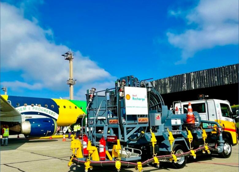 Raízen promove primeiro abastecimento de aeronaves com caminhão elétrico da Volkswagen no Aeroporto de Guarulhos