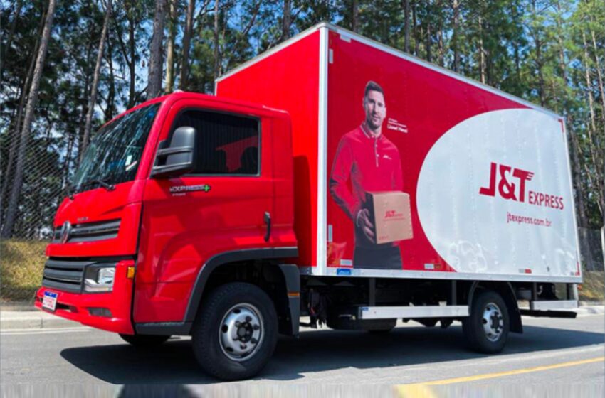  J&T Express envelopa frota com imagem de Lionel Messi