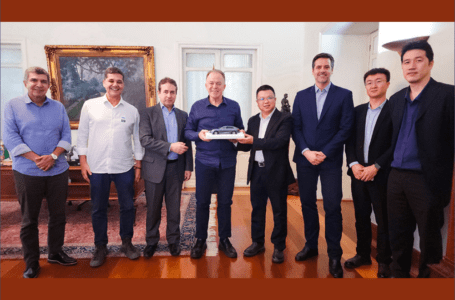Andy Zhang, Presidente da GWM Brasil & México, entrega miniatura de carro para Renato Casagrande, Governador do Espírito Santo