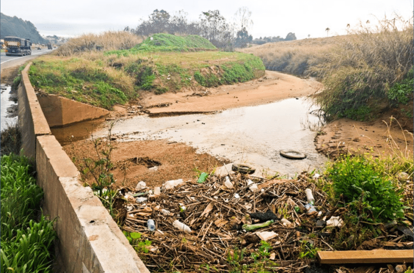 PRVias retira pneus e entulho do Rio Ronda